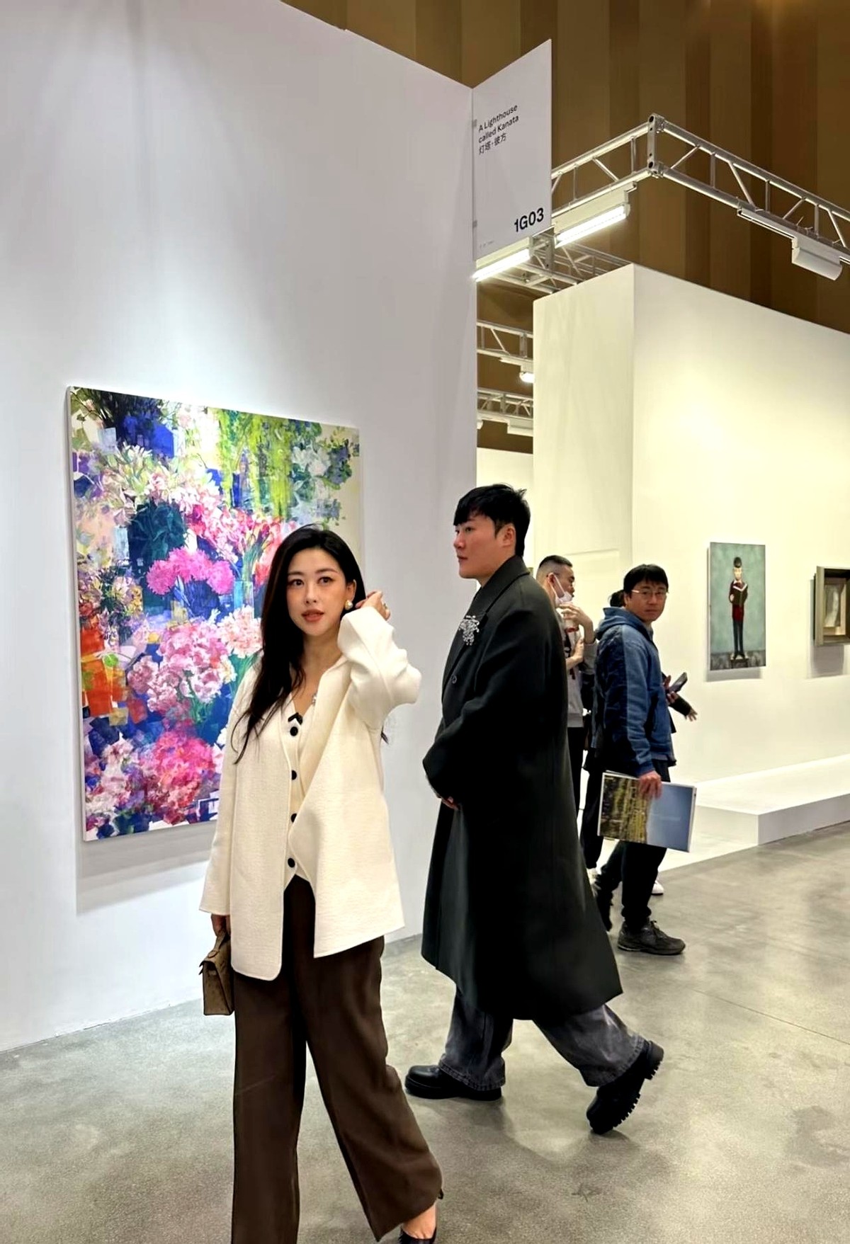 “当全网在喊‘姐系审美’时，朱珠把这三个字写在了脸上。”  西岸艺博会...