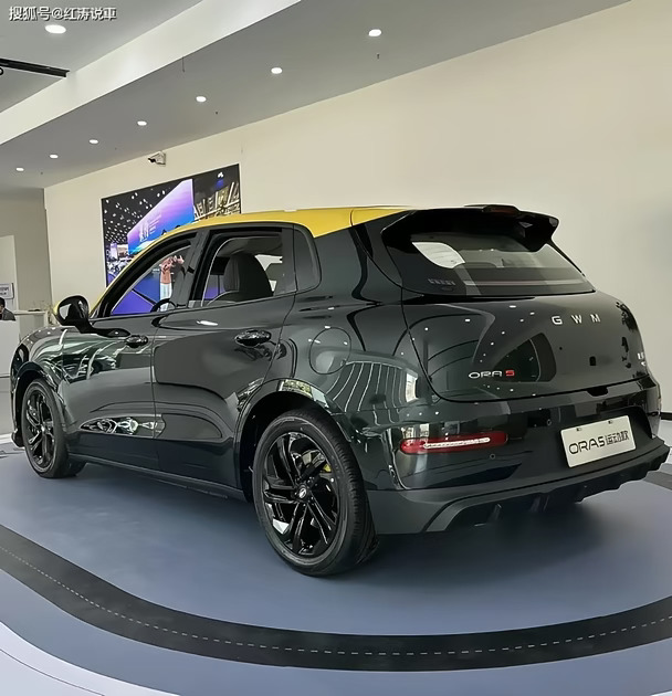 🚗 欧拉ORA5运动款补充信息
🎨 外观细节补充
除了之前提到的黑黄撞色设计，这款运动款还配备了专属的运动化前唇，进一步压低了车头视觉重心，搭配18英寸运动风格轮毂，整体的运动氛围比普通版车型提升明显。
🛋️ 内饰配置亮点
‌座舱布局‌：采用双辐式多功能方向盘搭配10.25英寸全液晶仪表+12.3英寸中控大屏的双联屏设计，车机搭载欧拉最新的智能互联系统，支持语音控制、车机互联等功能。
‌座椅设计‌：运动款车型配备了带黄色缝线的仿皮运动座椅，主驾驶位支持电动调节，兼顾日常通勤的舒适性和运动车型的包裹感。
🔋 动力与驾控特性
零百加速仅需7.4秒，在同价位纯电家用轿车中动力响应表现突出。
底盘采用前麦弗逊独立悬架+后扭力梁非独立悬架的组合，调校偏向运动化，过弯侧倾控制表现优于同级别多数家用车型。
🛡️ 安全配置
全系标配6安全气囊、车身稳定控制系统、主动刹车、车道保持辅助等L2级驾驶辅助功能，在10-15万价位的纯电车型中安全配置覆盖率很高。
#欧拉汽车 #女性心目中顶流座驾...