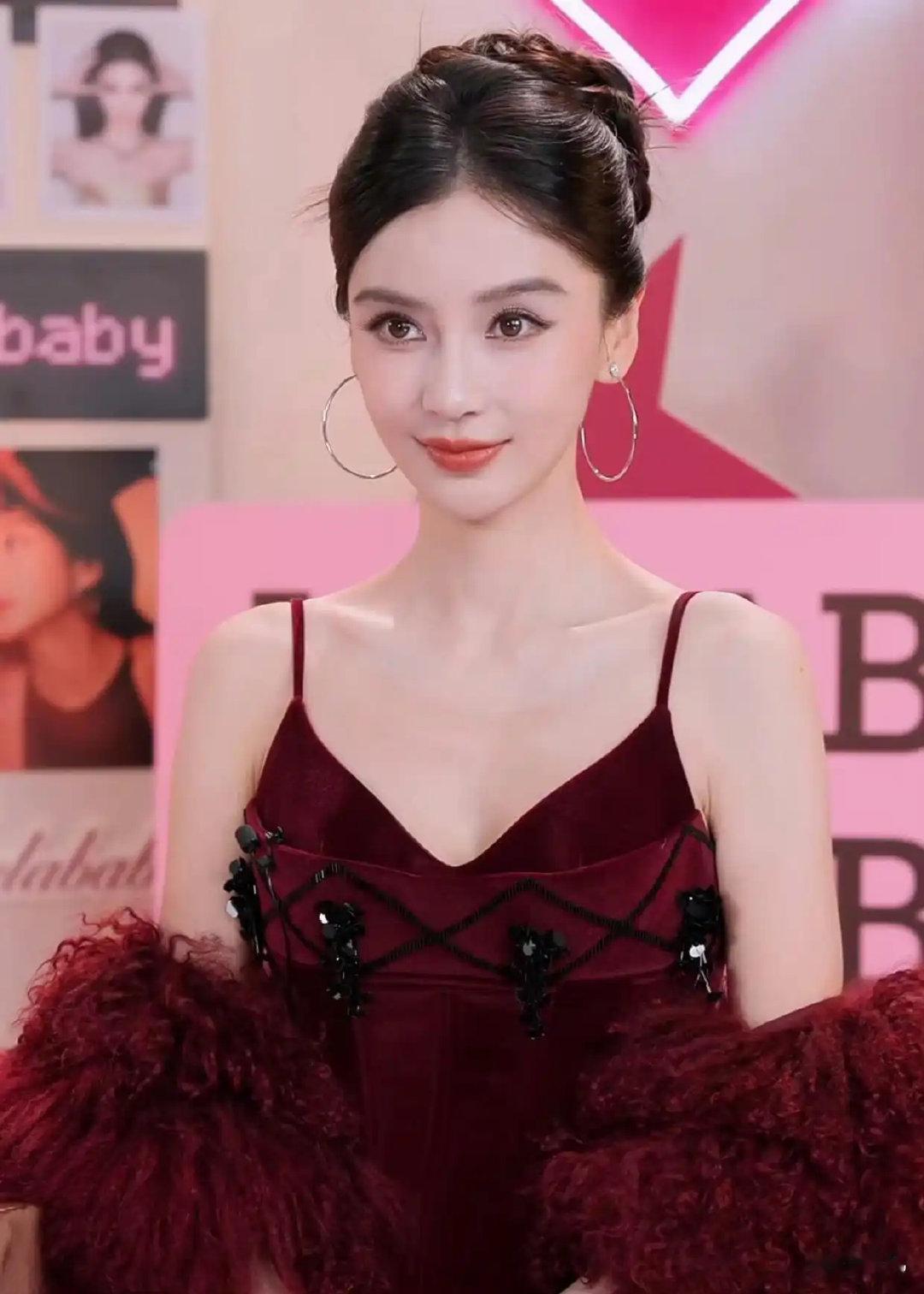 在G社等外媒高清镜头下，Angelababy（杨颖）近期以企鹅直播、时装周活动的未修生图，再次刷爆热搜。 ​
