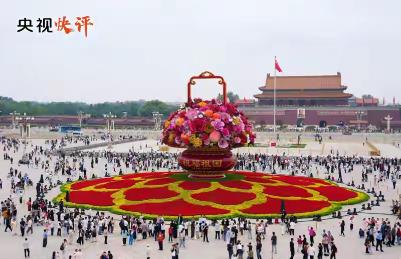 中华人民共和国成立77周年招待会举行 刚刷到中华人民共和国成立77周年招待会的新闻，暖黄的灯光铺满整个会场，满桌的国宴菜看着就让人踏实。
翻到现场的花絮图，看到有基层劳模、援外医生、航天一线的工程师坐在一起碰杯，有人胸前的奖章在灯光下亮得晃眼。77年走过来的每一步，从来都不是凭空来的，是每个在岗位上