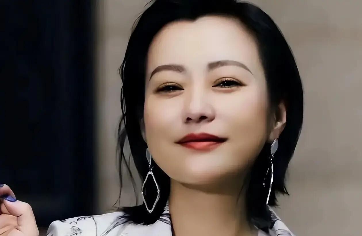 郝蕾这事儿，我琢磨了好几天。
十五六岁在长影厂，明明怕黑怕得要死，偏要装出一副天不怕地不怕的样子。后来混演艺圈，更是把“端着”这门手艺练得炉火纯青。人前一套，人后一套，活脱脱一个行走的面具展示柜。直到抑郁症找上门，她才反应过来——这些年引以为傲的“成熟”，说白了就是在拿刀慢慢割自己的肉。
你说这是她