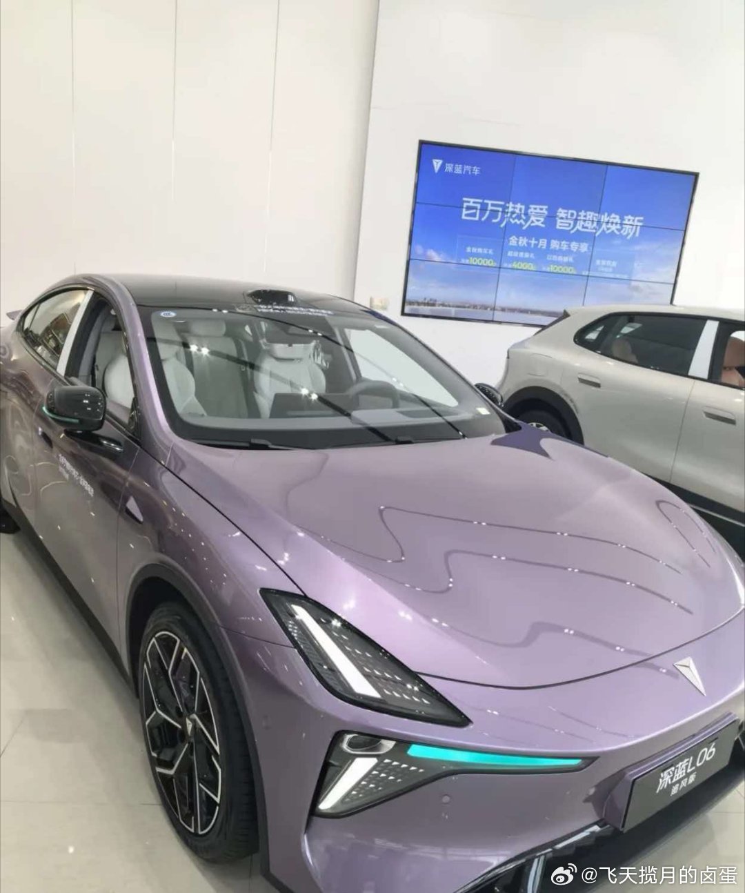 这次专程到店静态体验新款深蓝L06，整车运动外观线条舒展，整体造型简约大气。坐进车内可以直观看到内饰的升级变化，AI智能座舱响应流畅，搭配辨识度很高的智驾小蓝灯，在辅助驾驶开启时带来清晰的状态提示。车内的布局设计兼顾乘坐空间，日常出行的乘坐体验舒适。#深蓝L06 #深蓝L06百变皮 ​