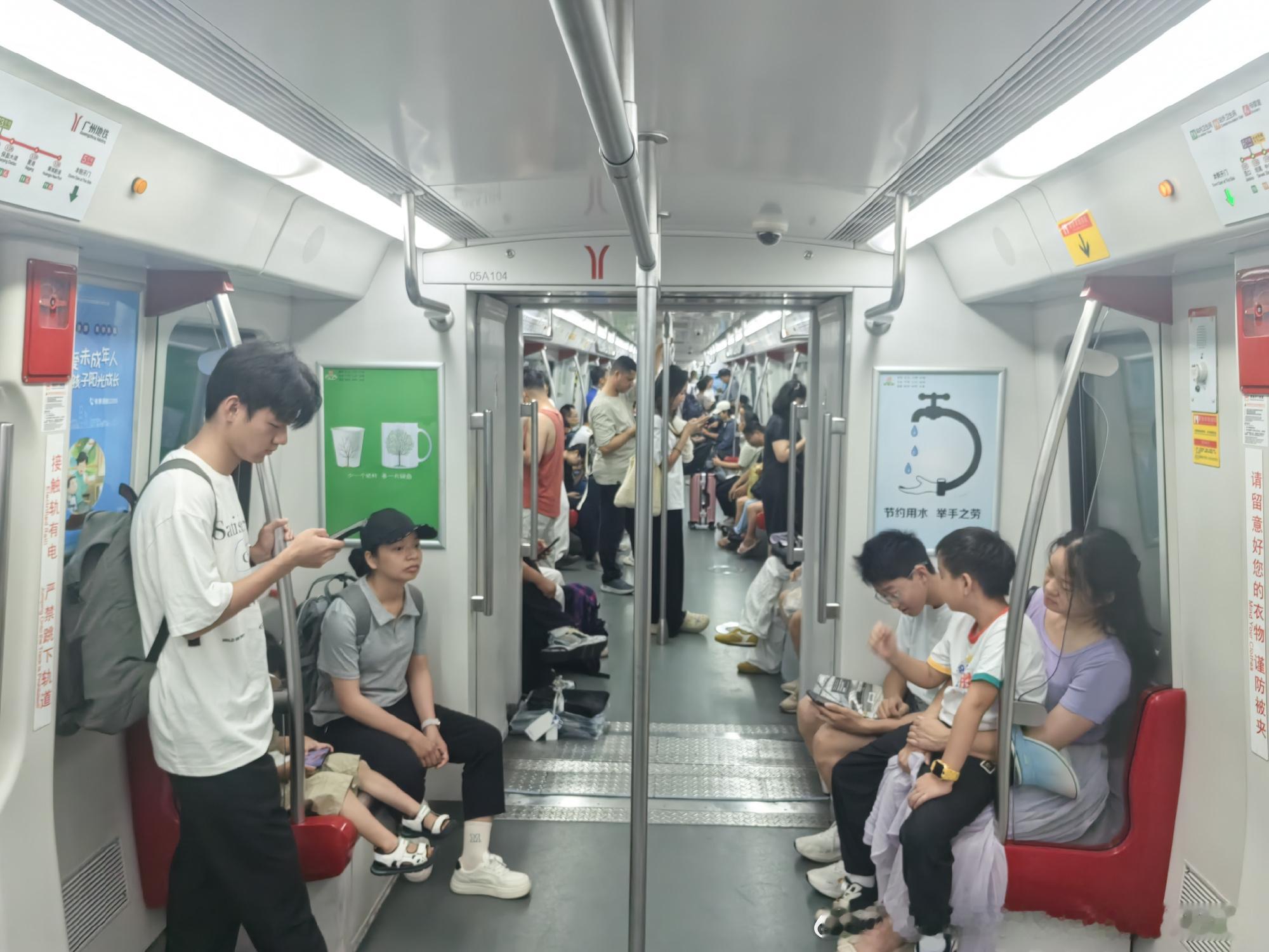 网友：2026.7.12，星期天，广州晴，中午12时气温约36℃。图1...