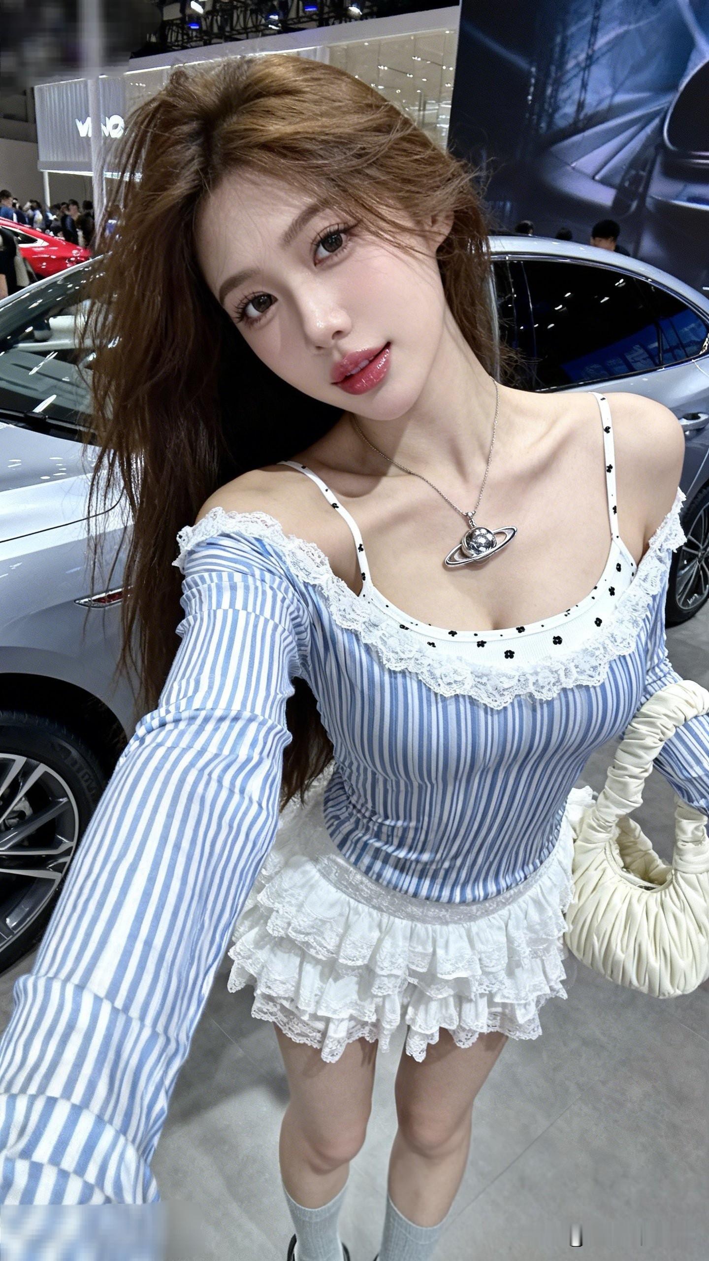 花开花落，车来车往。甜美少女在车展上自拍，车模风穿搭，超可爱！💖🚗