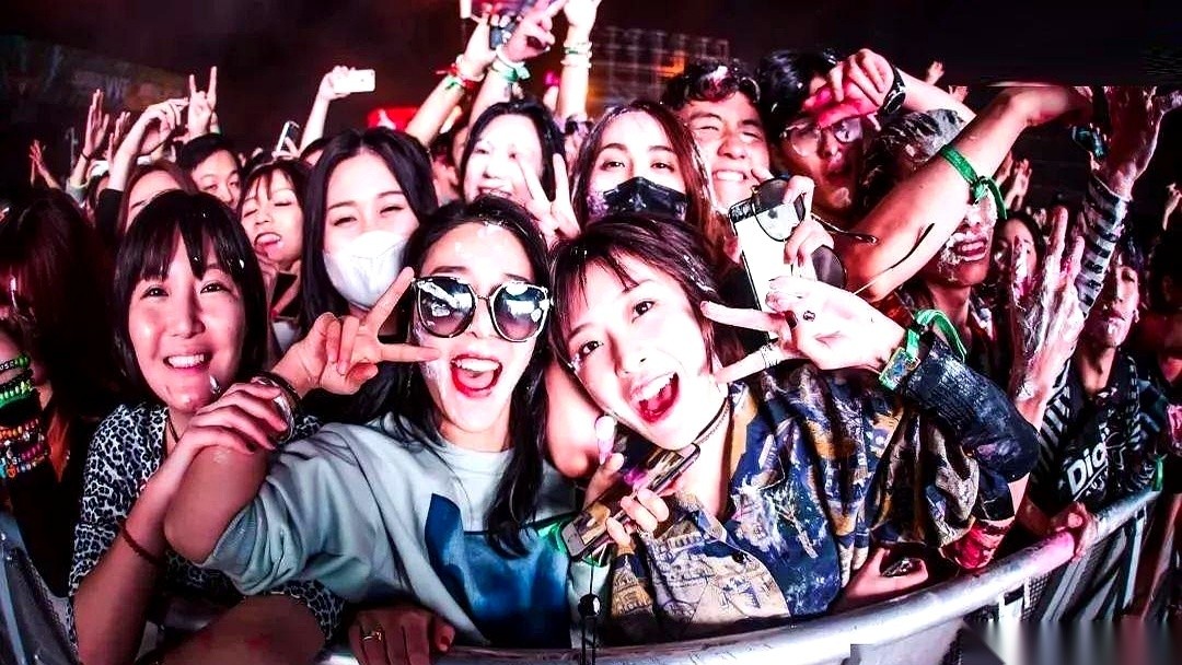 最近，国际学术期刊《IEEE》的一份分析报告，直接把目光盯向了两种冷门金属。
美国费尽心思在芯片制程和GPU上层层设卡，想把中国科技企业彻底按在冷板凳上。
结果一盘算AI产业链的底层逻辑，海外分析师们估计得捏把冷汗：决定AI生死存亡的两大命门，其实正捏在中国手里。
这不是什么虚张声势的场面话，而是实