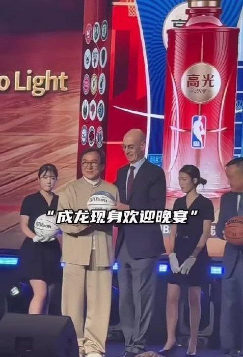 #成龙现身nba中国赛# 连续第二年现身NBA中国赛澳门站，不仅与独行侠球员亲密合影并获赠拥抱，还在晚宴上以文化传播大使身份完成了功夫与篮球的跨界互动 ​
