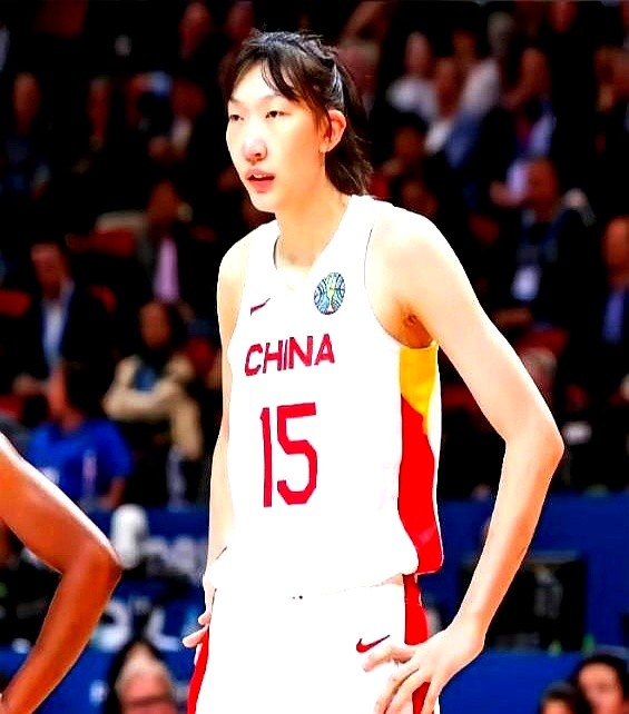 中国女篮的亚运名单里，少了韩旭和李月汝的名字。

这回篮协没下死命令。WNBA正打得火热，篮协直接拍板，让这两位主力留在美国高水平赛场接着练级。

内线空出来了，刘禹彤顺势顶上。这位一直盼着为国效力的姑娘，终于穿上了国家队战袍。

更让人眼前一亮的是，年轻的张子宇也被拉进成年组考察。老带新、传帮带的