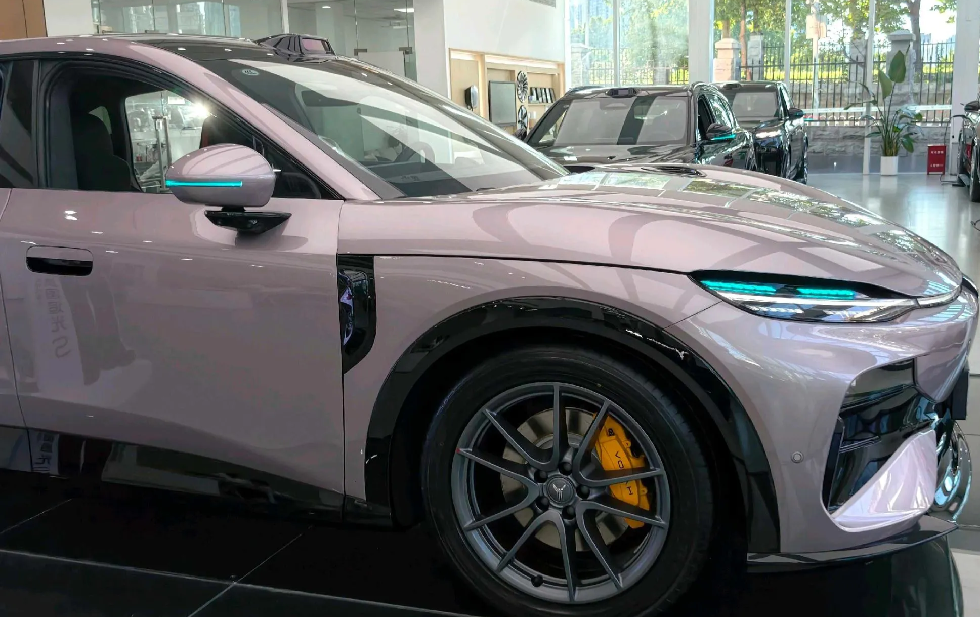作为岚图老车主，专门到店体验追光S实车🚗
静态看外观，无框溜背轿跑身姿，颜值很能打。内饰里面鸿蒙车机上手简单流畅。
动态试驾感受底盘，滤震表现优秀，岚擎模式动力充沛，四激光智驾辅助行驶过程很稳。实地到店试驾，亲身感受各项配置，体验感十足。
 
岚图追光S 到店试驾