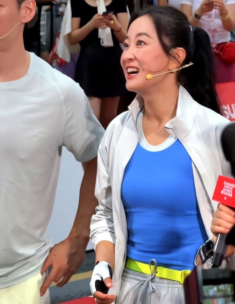 从210斤狠甩95斤，贾玲如今当众承认：体重回弹到了140斤。

当初为拍电影脱水控脂到极限，根本不可能死扛一辈子。镜头拍到她素颜从健身房走出，胳膊肌肉线条紧致，标志性的梨涡笑又回来了。

不再死磕体重秤，她转头把全部精力砸进了反传销题材的新片里。

能瘦下来是真本事，敢接纳身体回弹才是人间清醒。