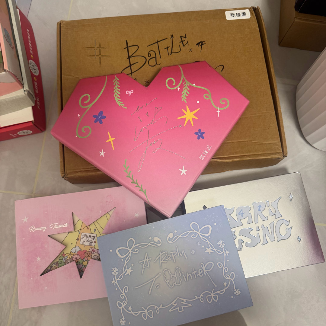 #张桂源周边中转站[超话]#  退坑出小卡＋无卡全套
图上小卡除特殊标记全为不包价 多收优惠 
无卡全套：奔跑2 奔跑3 奔跑4 肆意少年 荣耀之战 ​