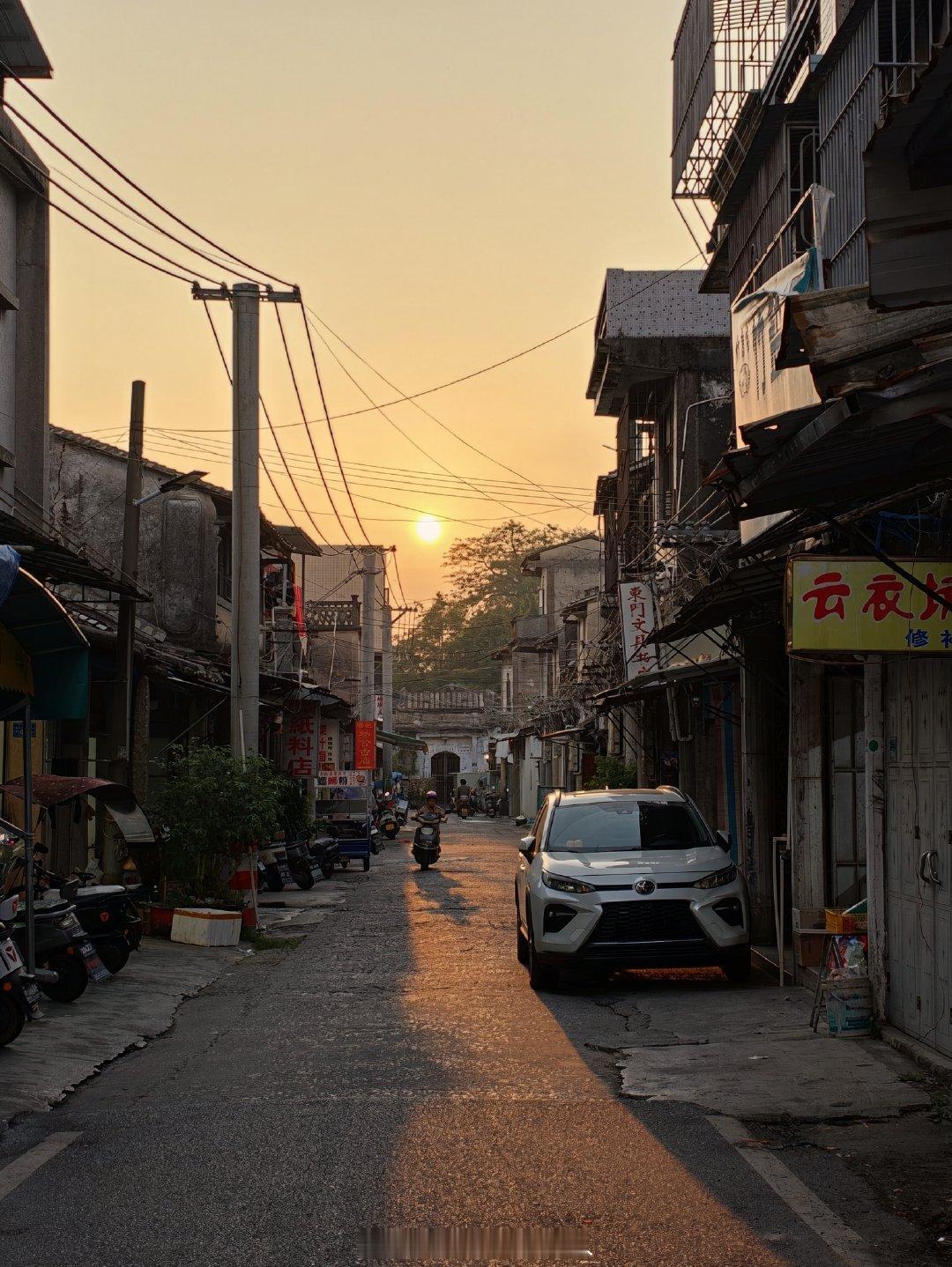 我见山，
见海，
见寺庙香火，
见市井尘埃。
也终于明白，
爱后可辨天水，
水枕能令山仰。
人间喜悲随我，
不由谁拆。
#oppo# ​