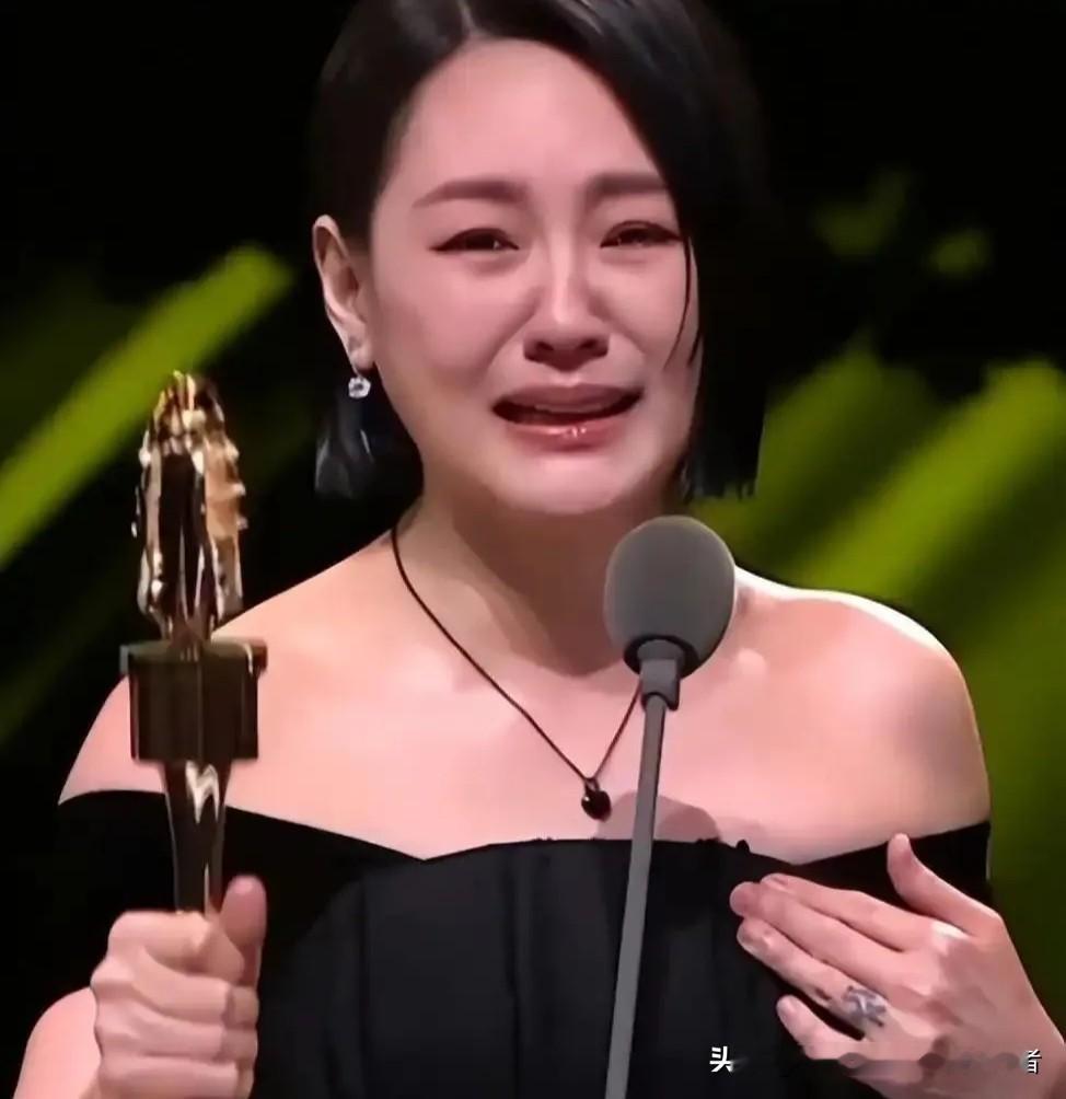 我们都误会小S了！
 
这一年，小S真的被骂得太冤了
全网都在吐槽她蹭热度、消费大S
看完最新金九采访，瞬间改观
 
9月1日，小S登上台版VOGUE金九封面。
久违深度受访，首次把心里话全部说透。
 
这一年来，她频繁晒旧照、聊和大S的往事。
评论区满是质疑，说她抓着姐姐的热度不放。
 
说实话，