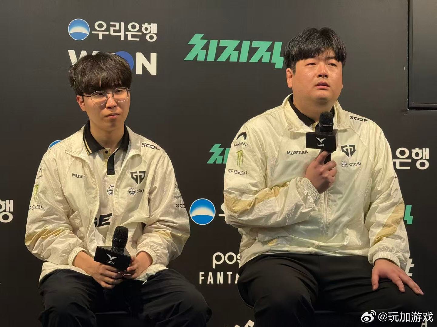晋级后，GEN监督Ryu携上单Kiin接受胜者采访。现场画面显示两人手持LCK话筒，身穿战队外套出席。#hle进入败决##ig送tes去冒泡赛##jiaqi下路辛德拉# ​