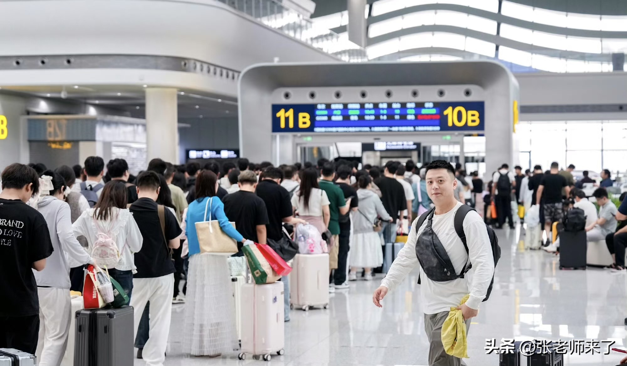 国庆假期开启，合肥西站迎来开通后的首个“十一”黄金周客流大考。探亲流、旅游流、学生流多流叠加，合肥西站开启“人从众”模式？