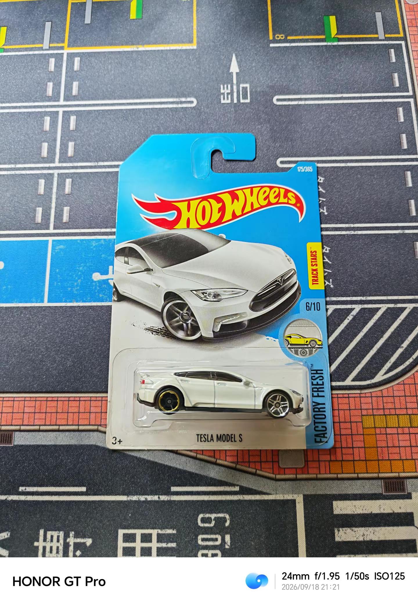 特斯拉 model s.装错的这个轮不如原本那轮好看。风火轮 风火轮小车 特斯拉 特斯拉models