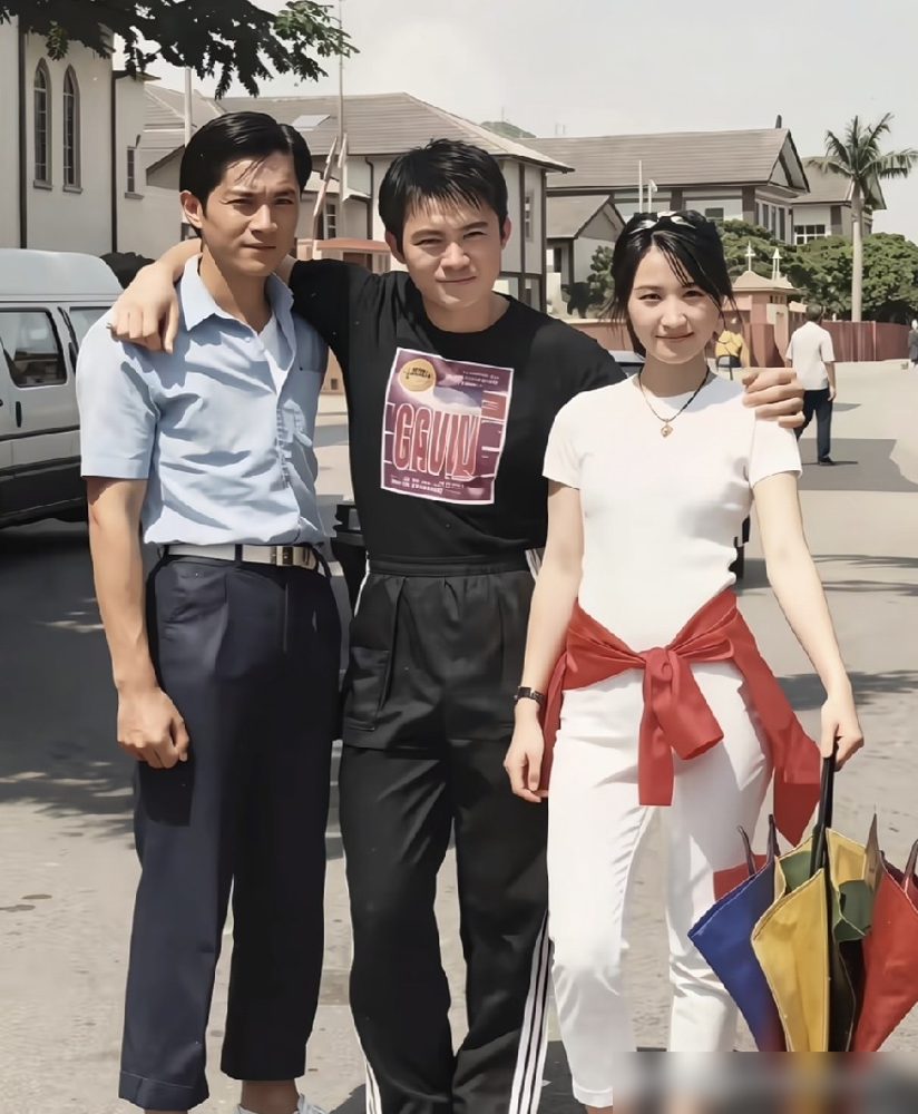 能把这仨名字全叫出来的，孩子起码上初中了吧。
就这张糊得带马赛克的老照片，苏有朋站中间，旁边是林心如和古巨基。当年电视上重播多少遍，遥控器都按烂了。
苏有朋最绝，五阿哥、杜飞、花无缺、张无忌，四个完全不一样的人，愣是让他演全了。林心如的紫薇一掉眼泪，家里纸巾都不够用。古巨基的何书桓，放到今天能被