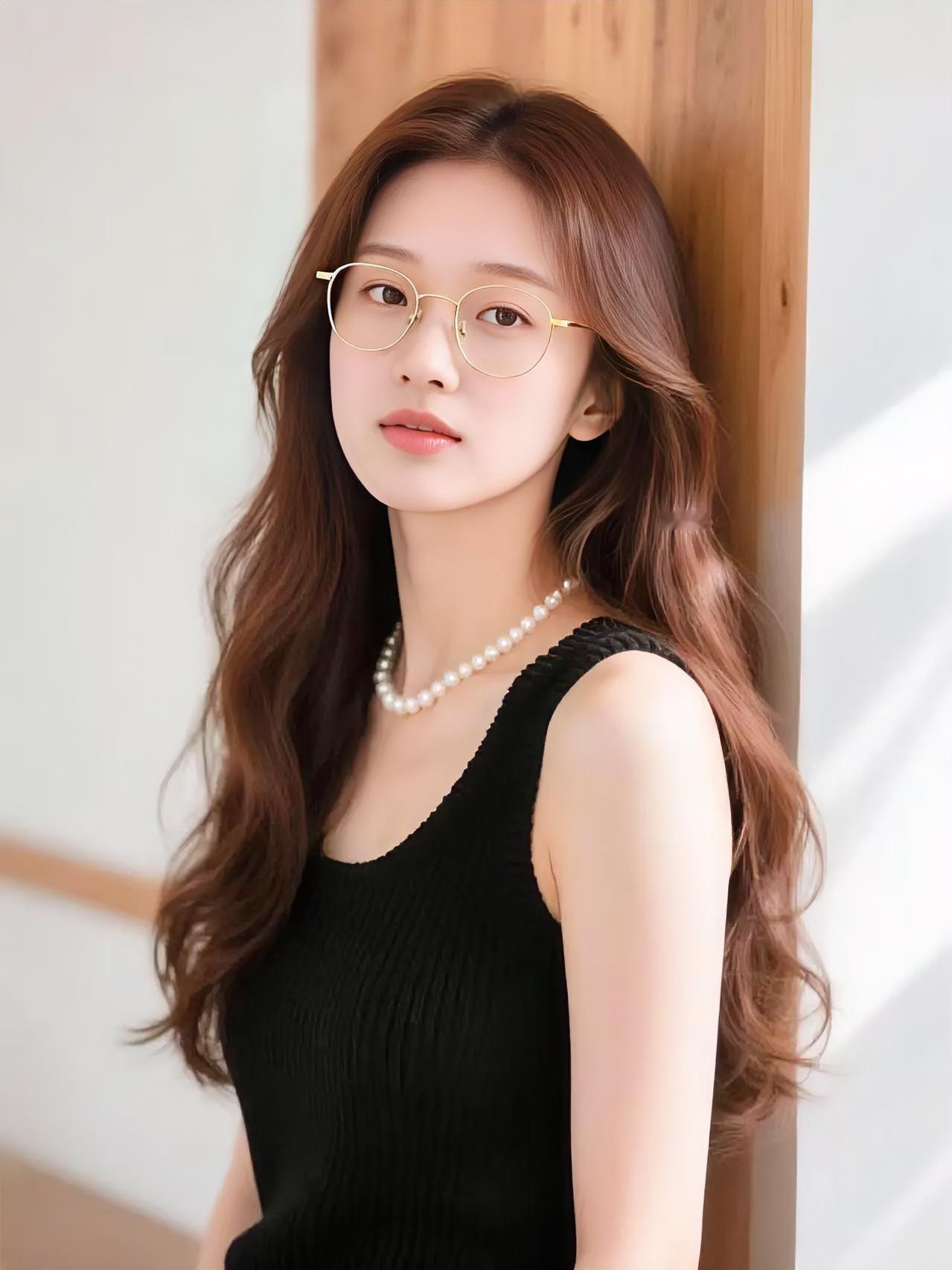 温柔甜美的眼镜女孩搭配珍珠项链和黑纱上衣，这画面简直绝了！就像职场穿搭...
