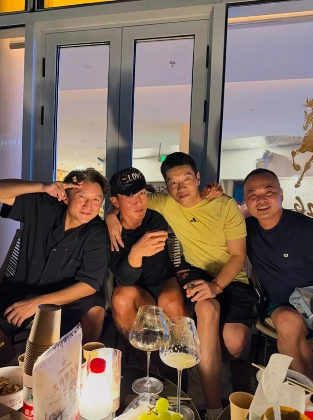 邹市明和冉莹颖私底下到底是啥状态，看这一场球局全明白了。
镜头前那些动不动就吵得不可开交的戏码，大概率都是演给观众看的。
吴尊一家跟邹市明两口子私下约着打网球，吴尊在前头举着手机自拍，后头那对夫妻简直黏得化不开。
邹市明直接顺手把媳妇往胸前一搂，对着镜头乐呵呵地比剪刀手，冉莹颖套着格子风衣配短