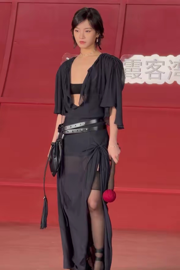 人没有的东西就不要硬凹了
李庚希就是很典型的例子
看她在台上的造型，我就想笑，她好像在偷穿大人的衣服。

李庚希原本就长着小孩脸，小孩身材，大家对她最深的的印象，也是叛逆少女。

这次出席活动，可能她想给观众不一样的感觉，可能她想转行，就穿了一件很成熟的礼服。

但是她那扁平的身材和她那装成熟的小孩