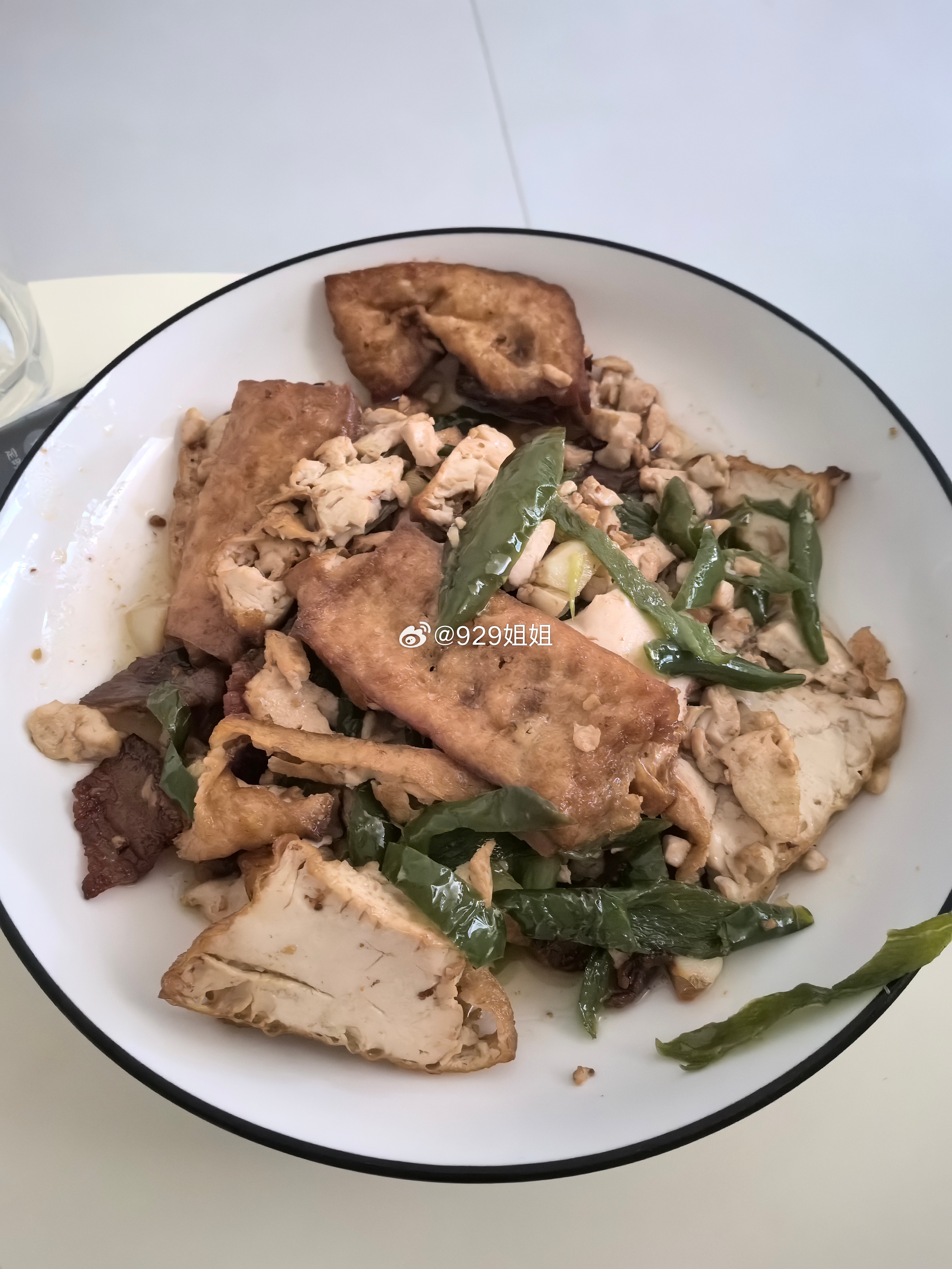 今天心血来潮烧了个菜 怎么说呢 花了菜钱又不好吃又妹吃饱 还累着了 真...