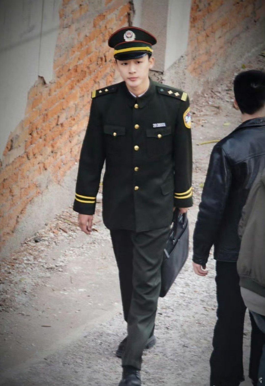 以演员的赤诚之心，奔赴一场藏蓝之约。以警服为铠甲，以法理为标尺。
近九百场戏份，一帧帧沉淀，是沉下心打磨的漫长拍摄，以长久的坚守，守护这片土地上平凡的烟火人间，太太太期待这部大男主剧了，这漫长的等待，终于还是等来了我的公孙坚决[捂嘴哭]，啊啊啊，快要见到小公了。实在是太太太激动 ​