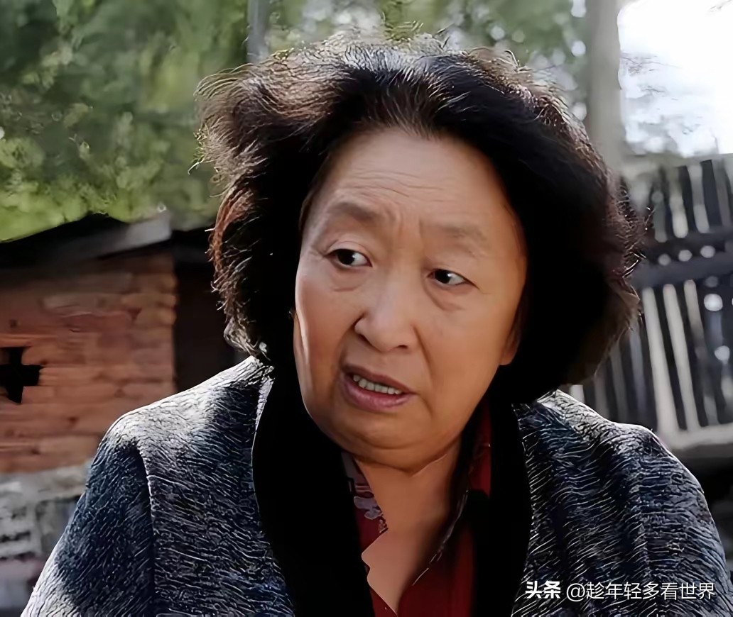 老戏骨彭玉走了，
最难过的不是她两个女儿，也不是她的第一任老公，而是他的第二任老公：陈久荣。

彭玉这一辈子是在拍戏，就是在拍戏的路上，晚年这个丈夫非常的照顾，她的生活，可以说是形影不离的，她第一任丈夫不是不爱她了，只是因为英年早逝。

第二任老公对她是真的非常好，20多年几乎没吵过架，性格非常好，