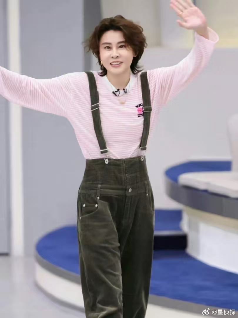 #王濛的综艺感藏不住了##王濛跨界也太适配了#刷到王濛的练习片段，谁能想到冰场冠军还能驾驭啦啦队舞蹈，综艺感自然迸发，跨界真的选对了。 ​
