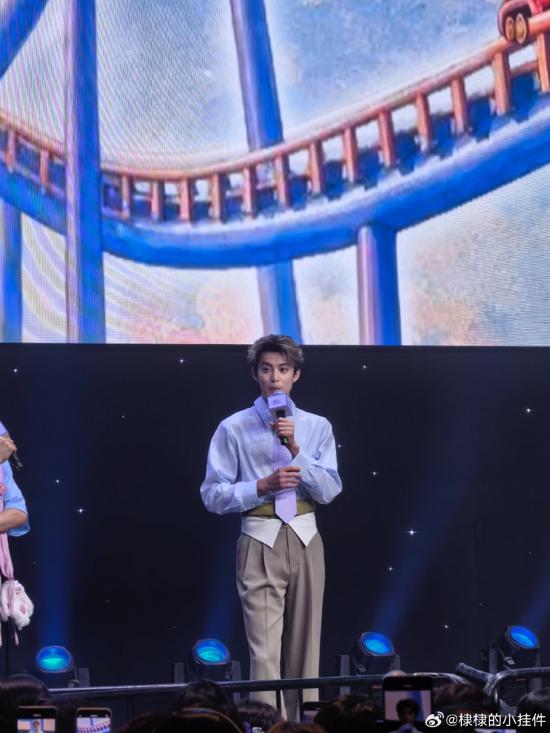 #王鹤棣[超话]##夏日Highlight时刻#日落跌进昭昭星野，人间忽晚，山河入秋，而你，走进我的心尖。​