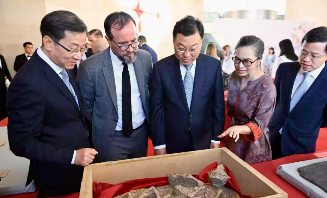 破天荒，美国归还中国文物

这事儿说实话，放在十年前你要是跟人讲，大概率被人当作酒桌上的段子。因为过去这些年，关于流失海外的中国文物，我们听到的更多是“追索”“交涉”“谈判”这类词，真正成批次送回来的，屈指可数。

但2026年9月16日，在中国驻美国大使馆，一场文物返还交接仪式实打实地办了，58件