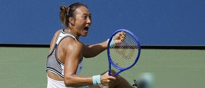 决胜盘0-5落后，居然连拿7局翻盘！
美网三轮战，官方给郑钦文的胜率从来没超过41%，这场对凯斯直接降到38%。
决胜盘0-5时，AI算出她胜率只剩1%。郑钦文赛后说，当时没想能不能翻盘，就觉得不能输得太丢人，一分一分咬，硬生生连拿七局逆转。
她刚熬过术后三个多月的职业至暗期，靠封闭训练磨回了