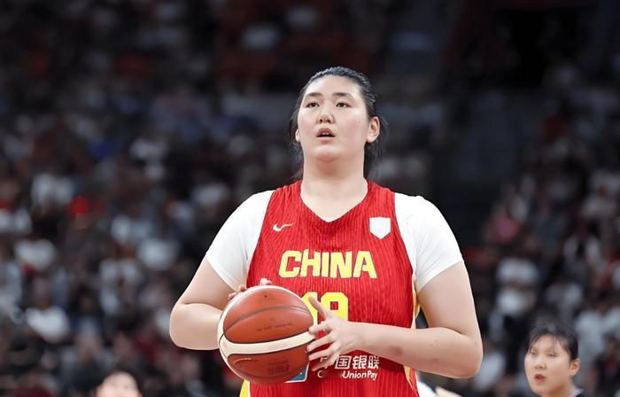 一分惜败西班牙！中国女篮热身赛暴露致命短板！
为备战2026年女篮世界杯，中国女篮与欧洲劲旅西班牙展开热身较量，两队常规时间战成平局，最终历经加时鏖战，女篮以71-72遗憾一分惜败。这场胶着的失利，虽体现出球队顽强的追分韧性，却也彻底暴露队伍亟待解决的三大顽疾，让主帅宫鲁鸣面临不小的执教难题。
球队