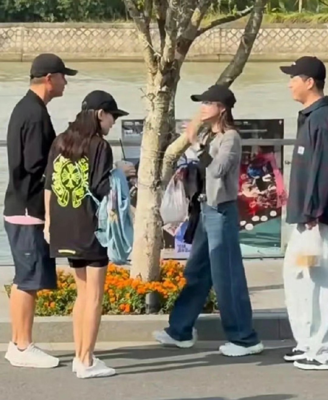 任重孙骁骁在乌镇戏剧节，偶遇马頔李纯夫妇她们应该也是认识的，一见面孙骁骁就发现马頔提着好吃的，她赶紧问马頔这是在哪里买的，几个人在一起交流美食心得，这画面也太搞笑了。 ​