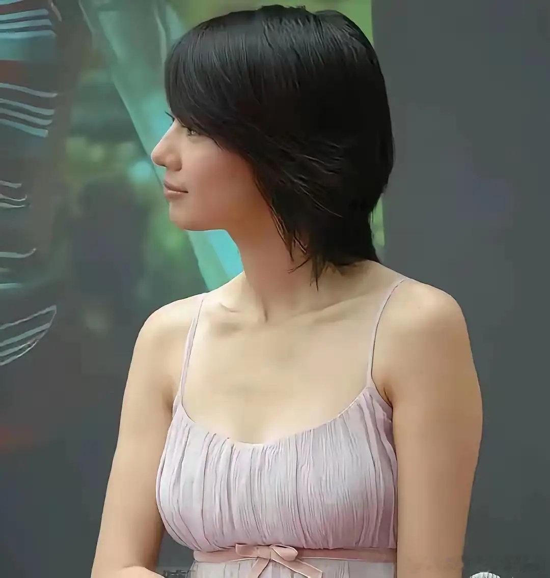 那时的高圆圆真是清纯美丽，让人心颤啊。说她是氧气美女不过分吧，怪不得赵又廷一跟她在一起，马上就结婚了。 ​