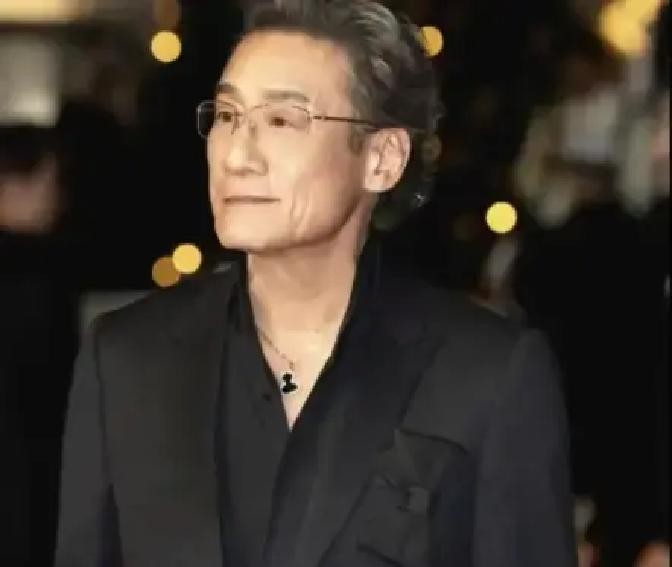 梁家辉居然上了《人民日报》，这事儿可比他拿多少个影帝都让人意外

很多人第一反应就是，凭什么？一个香港演员，怎么就能在这样的报纸上发署名文章

其实这事儿一点不奇怪，你把时间往前倒四十多年，看看1982年他在北京干了什么就明白了

那会儿他才24岁，被导演李翰祥从香港带到北京，直接进了故宫拍《火烧圆