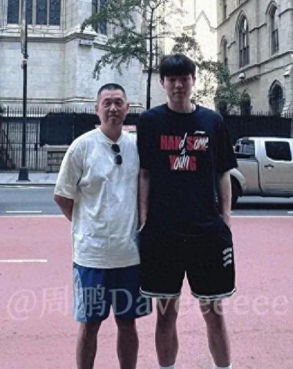 杨霖36岁迎来儿子杨瀚森，儿子就是他的全部。最初带儿子打球只为帮他减肥，2016年送杨瀚森到淄博体校训练，是孩子最早的篮球启蒙老师。 
 
杨瀚森小时候身材比较壮，杨霖最开始带他接触篮球，一个很现实的想法就是让孩子动起来，锻炼身体、控制体重。那时谁也不会想到，这个看起来再普通不过的决定，后来会把一个