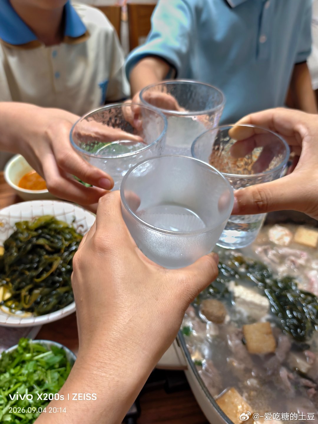终于周五了，这一周我们都辛苦了，吃顿火锅补一补[哈哈]

这个季节的螃蟹挺肥的[嘻嘻]

#王传君唱赵英俊的歌#他们是同一届的加油好男儿吗？ ​