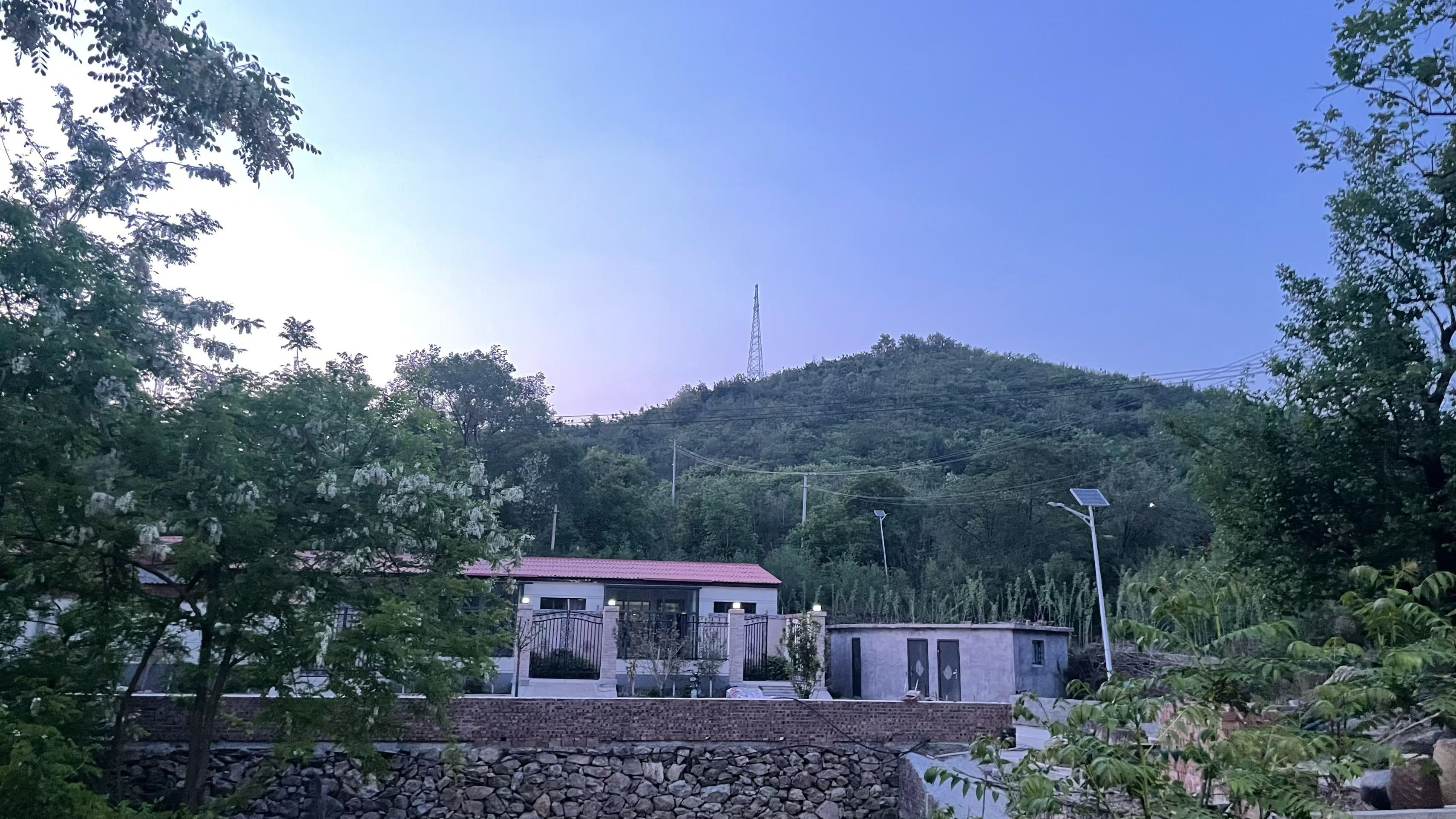 以前我们这代人，最怕接到老家电话。

不是怕电话本身，是怕电话那头一句“没事，就是有点不舒服”。

你知道有事，但隔着几百公里，除了转账，好像什么都做不了。

现在医保个人账户可以跨省共济给近亲属了，自2026年10月16日起，医保钱包2.0版已在全国各省全部上线运行。

说人话就是：你在外工作， ​