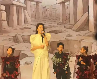 何猷君给儿子办毕业典礼，我以为重点是赌王长孙，结果一看学费，四年40万...