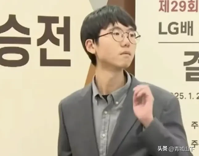 卞相壹棋品人品不行，但包括韩国棋手在内，对他棋才的评价还是不低的。卞相壹这个人，在围棋圈子里很难用一句话说清楚。

卞相壹1997年出生，与柯洁同岁。2025年的LG杯决赛，是卞相壹被推到风口浪尖的起点。由于“棋盒事件”导致柯洁退赛，卞相壹零胜夺冠。

面对卞相壹的行为，围棋界很多人评价“太猥琐”，