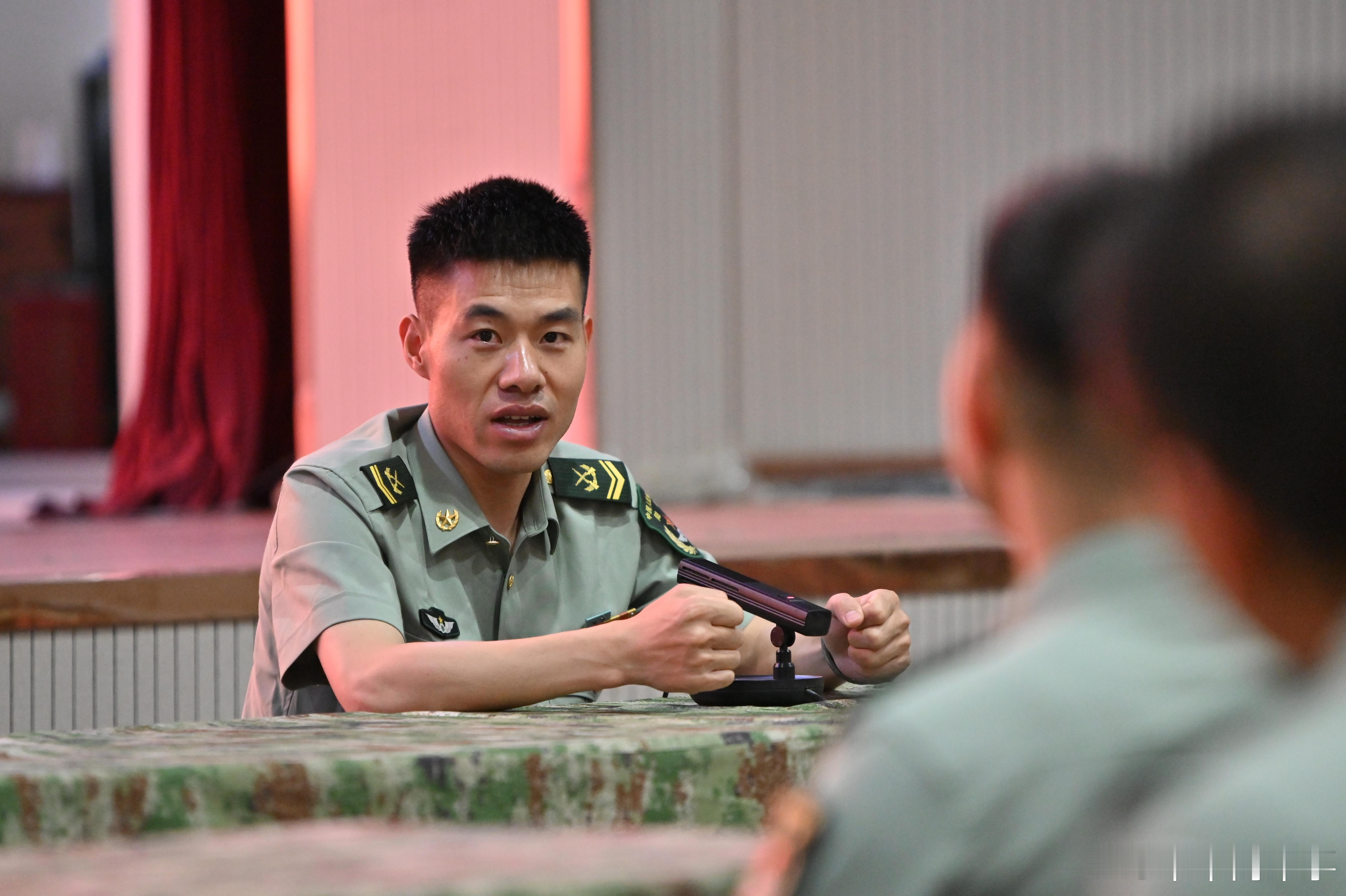 【赓续英雄血脉 筑牢戍边初心——新排长在思政教育中汲取奋进力量】近日...