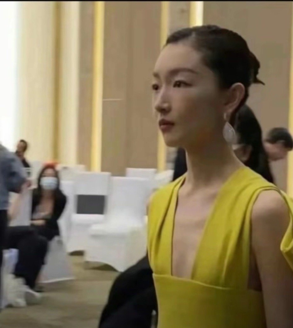 周冬雨的造型百变，但相比性感她还是更适合甜美风！ ​