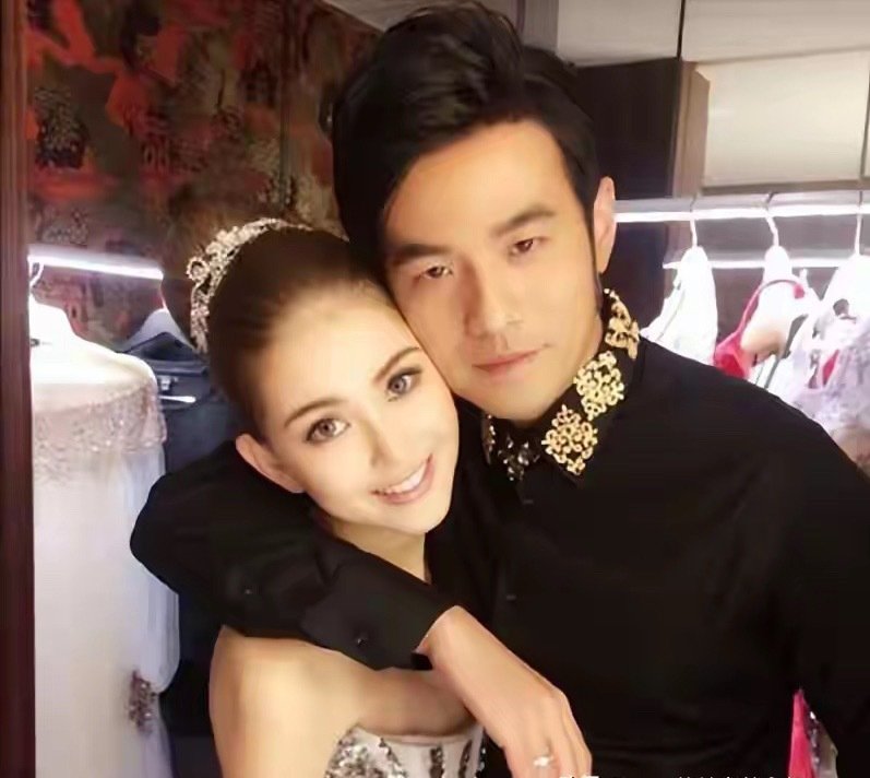 周杰伦七夕晒照！昆凌俏皮眨眼，他单手比耶，结婚 11 年这么甜？ ​