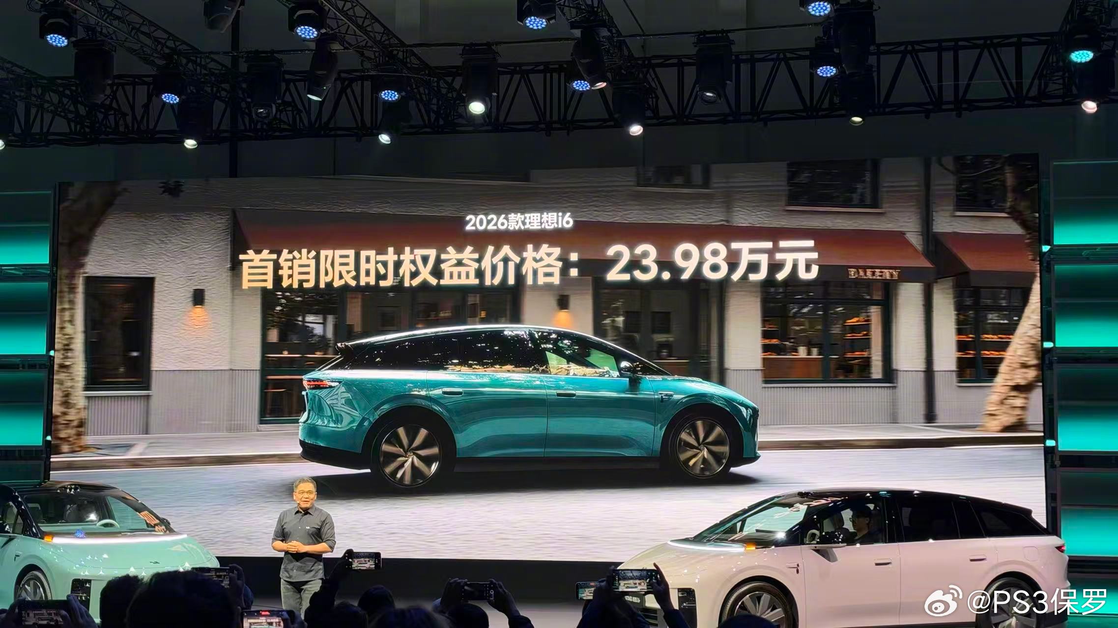 新款理想i6正式上市，官方指导价24.98万，首销限时权益价23.98万，预计11月初交付。新车针对老用户痛点升级，搭载自研96kWh连山5C电池，后驱续航780km、四驱710km；
30万内唯一标配前排双零重力座椅与二排皇后座的大五座SUV，配备电动前备箱、双腔魔毯空悬、ADB大灯，搭载马赫M100、骁龙8797芯片与6K全 ​