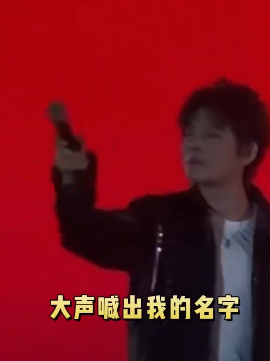 现在的大学生真的是太敢说了，
陈翔出席一个迎新晚会，
让台下得同学们大声喊出他的名字，
谁知道下边齐刷刷地喊出“毛晓彤”。
陈翔不死心，居然又问一遍，
然后下边的同学们直接说“渣男”！
给台上的陈翔气的[捂脸]