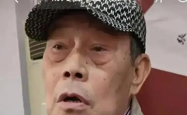 亲弟弟扯着嗓子连发32条视频，追着人家徒弟支教的事咬牙切齿骂了17天，结果郭德纲那边眼皮都没抬一下，连个标点符号都没搭理

反倒是亲哥哥杨威先遭了殃，在天津辛辛苦苦筹备的6场演出莫名其妙就没了，里外里砸进去的12万本钱直接打了水漂

这戏码真是让人啼笑皆非，想掀别人的桌子，抡起锤子却先把自家炕砸出个