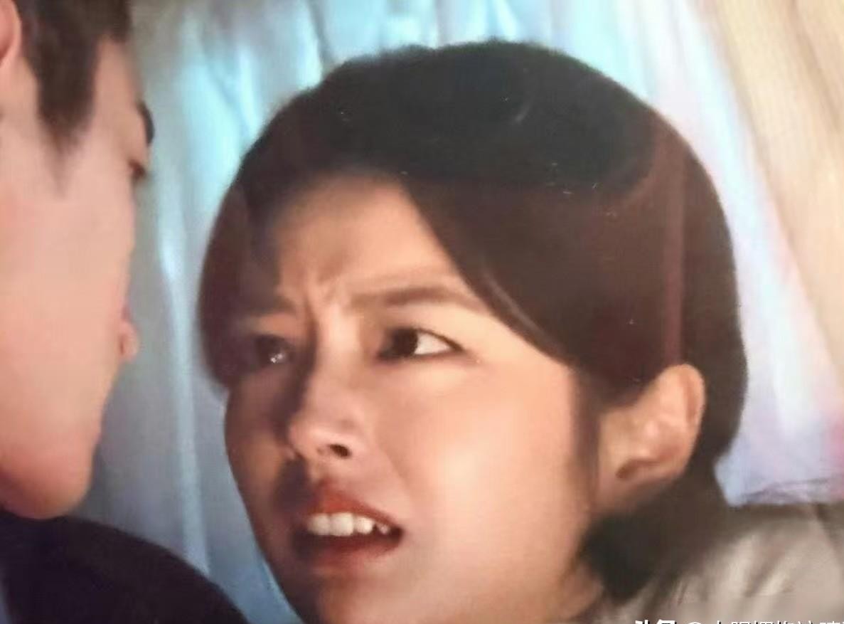 让一个清秀邻家挂的姑娘去演倾国倾城、让男主魂牵梦萦的第一美人，内娱选角到底在执着什么？
看《玉簟秋》的相关片段，真的让人两眼一抹黑。
哪怕找来窦骁、张云龙客串撑场子，配角堆里还放着郭宇欣，女主角徐若晗往中间一站，落差感立马就出来了。
不是说她不好看。之前搭档言承旭演都市爱情，那股文艺又带点倔强