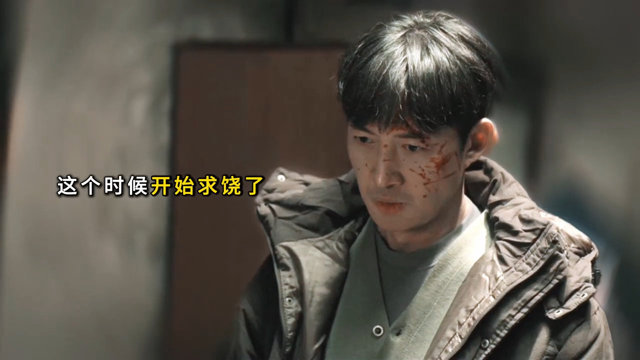 #王阳你拦着点万茜啊##万茜发狠了忘情了#
万茜沉浸式演绎角色，见到嫌疑人便发狠出手，王阳愣住的反应，这段戏张力十足。 ​