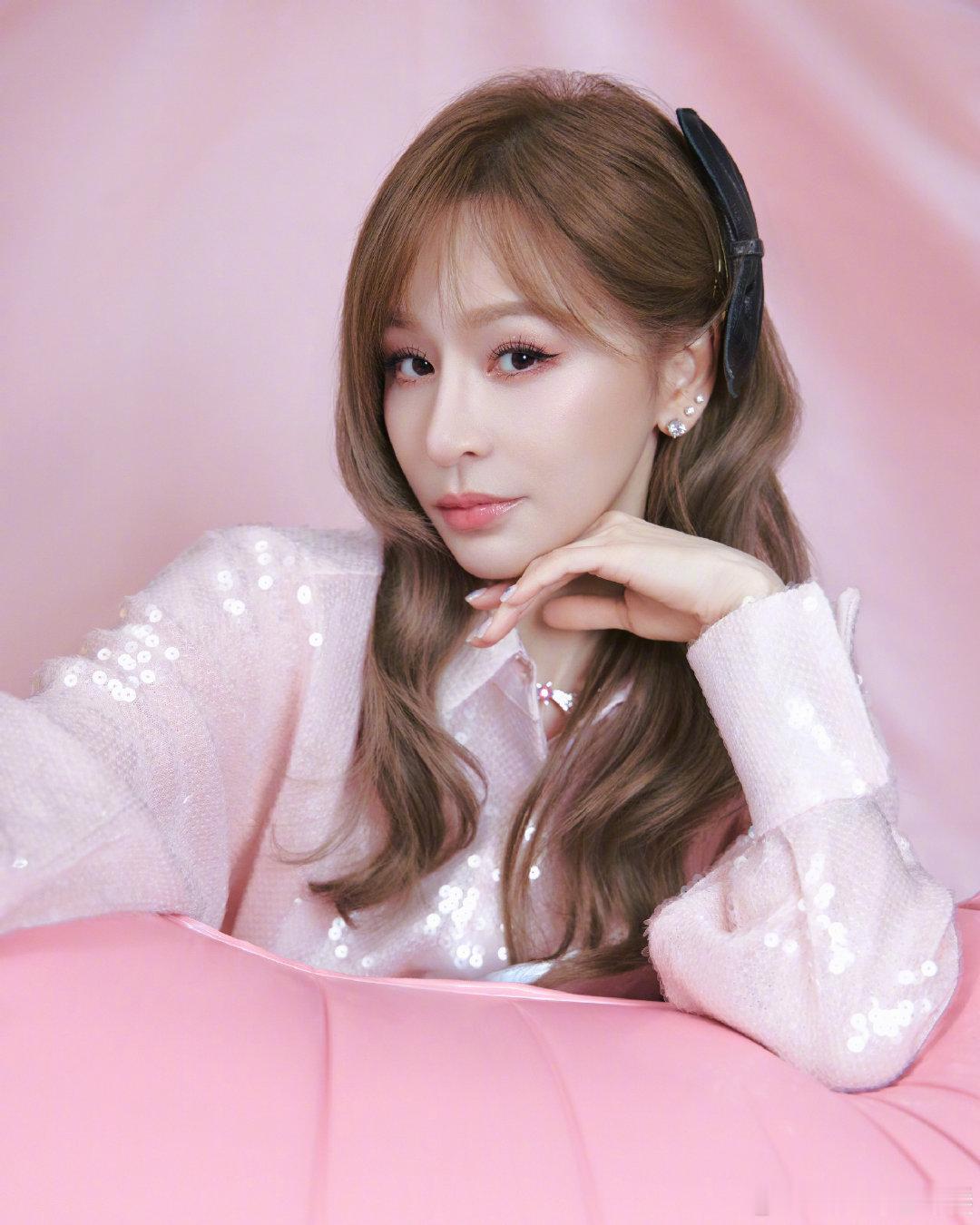 #王心凌[超话]# [心]#甜蜜天后王心凌# 

爱怎么会输给了时间

​