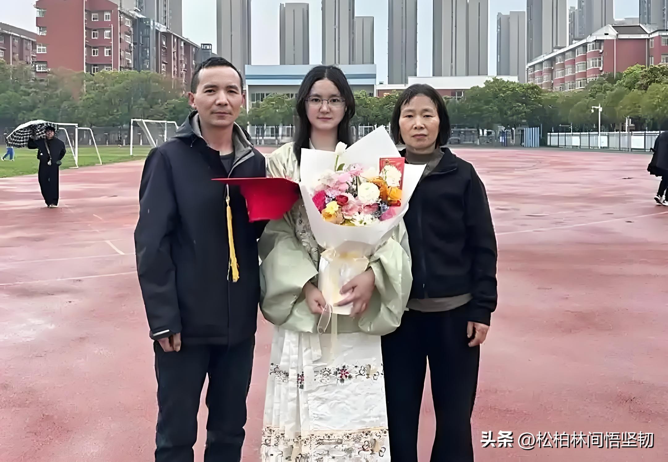 养女考上大学后偷偷认了亲生父母，我没闹，连夜把她送回去；十天后，亲生父母拒出学费，她攥着缴费单哭问：妈，我还能回来吗？

那天翻她手机，本来是想看几点了。屏幕一亮，微信弹出来一条：“闺女，到了那边好好念，别惦记我们。”备注是“妈”。我愣了半天，我才是她妈。养了十八年，她管别人叫妈。

我没声张。把手