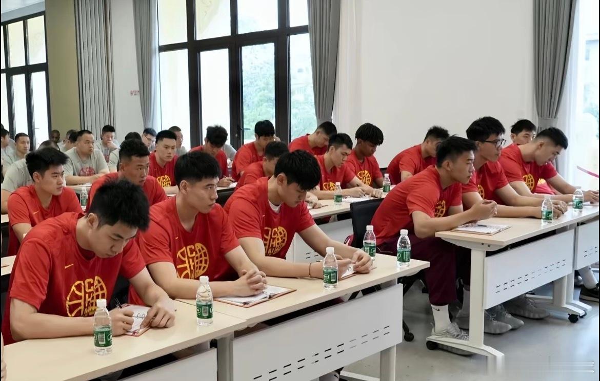 中国男篮四个月集训，花掉近两千万，最后却连一套稳定的打法都没有？如果把这笔账算清楚，可能比输掉一场热身赛更让球迷心疼。

二零二六年篮管中心公开预算中，国家队备战经费六百零九点零九万，训练津贴六百三十三点六万，国际比赛及国际交流经费七百点三九万，三项加起来，一千九百四十三点零八万。 ​